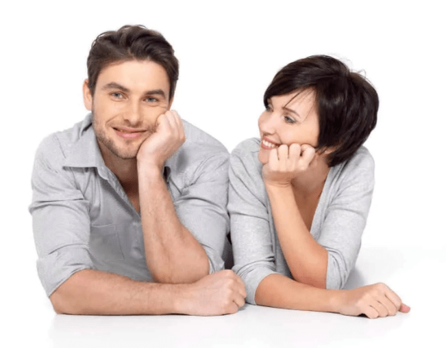 Bărbat și femeie mulțumiți după tratamentul prostatitei cu capsule de prostamină